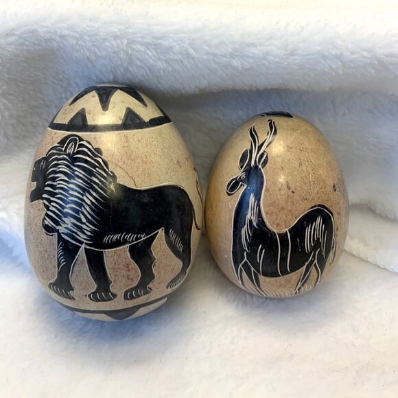 Vintage KENYA Hand Made Carved Smooth Stone Egg Etched & Painted Lion & Deer - Picture 1 of 6